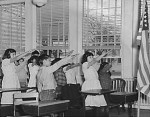 Students_pledging_allegiance_to_the_American_flag_with_the_Bellamy_salute